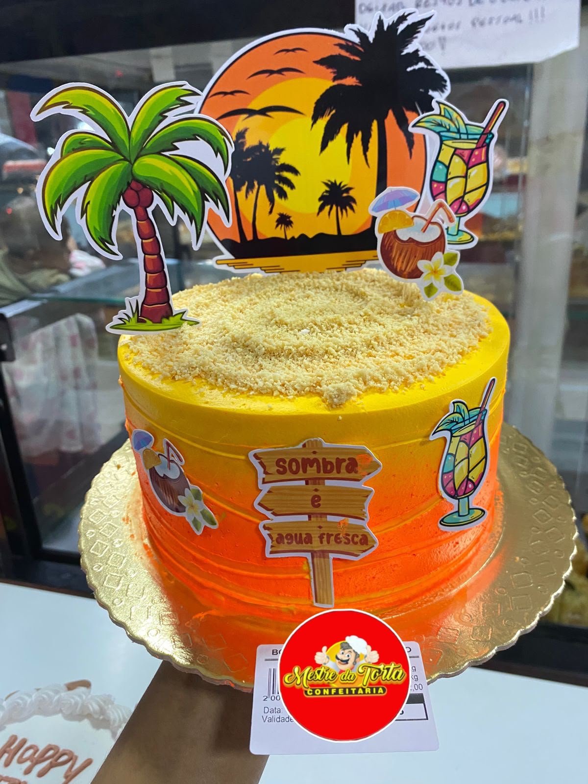 Bolo tema praia amarelo e laranja com topos tropicais