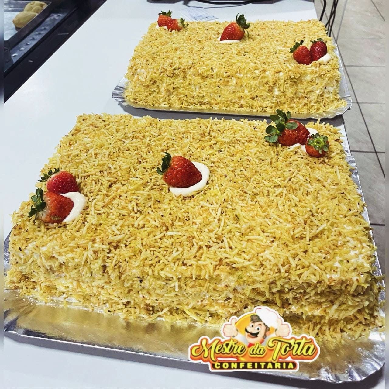 Tortas salgadas retangulares com batata palha e morangos