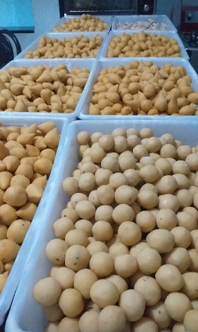 Bandejas de salgadinhos prontos para fritar